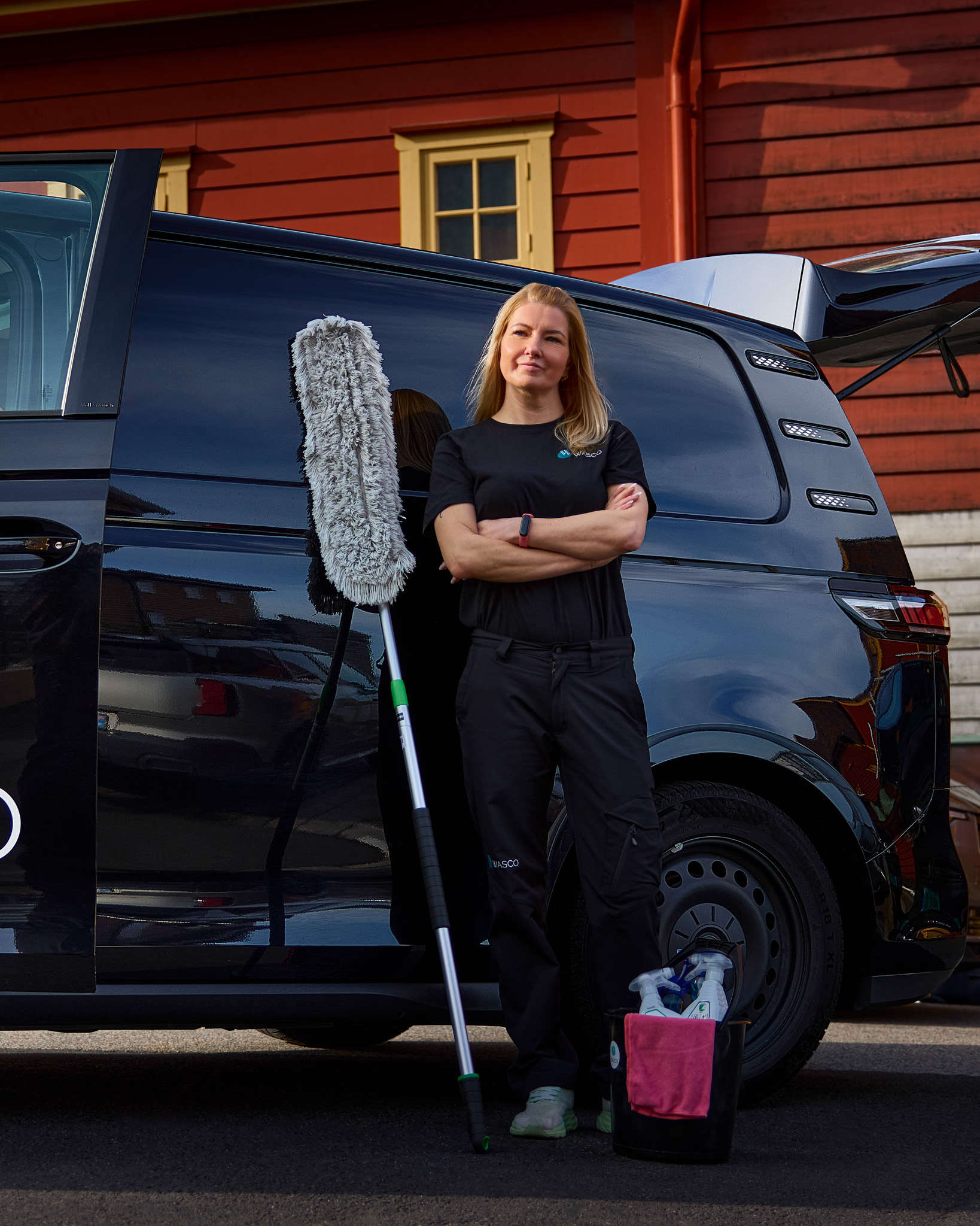 Medarbeider med rengjøringsutstyr ved Wasco sin bil