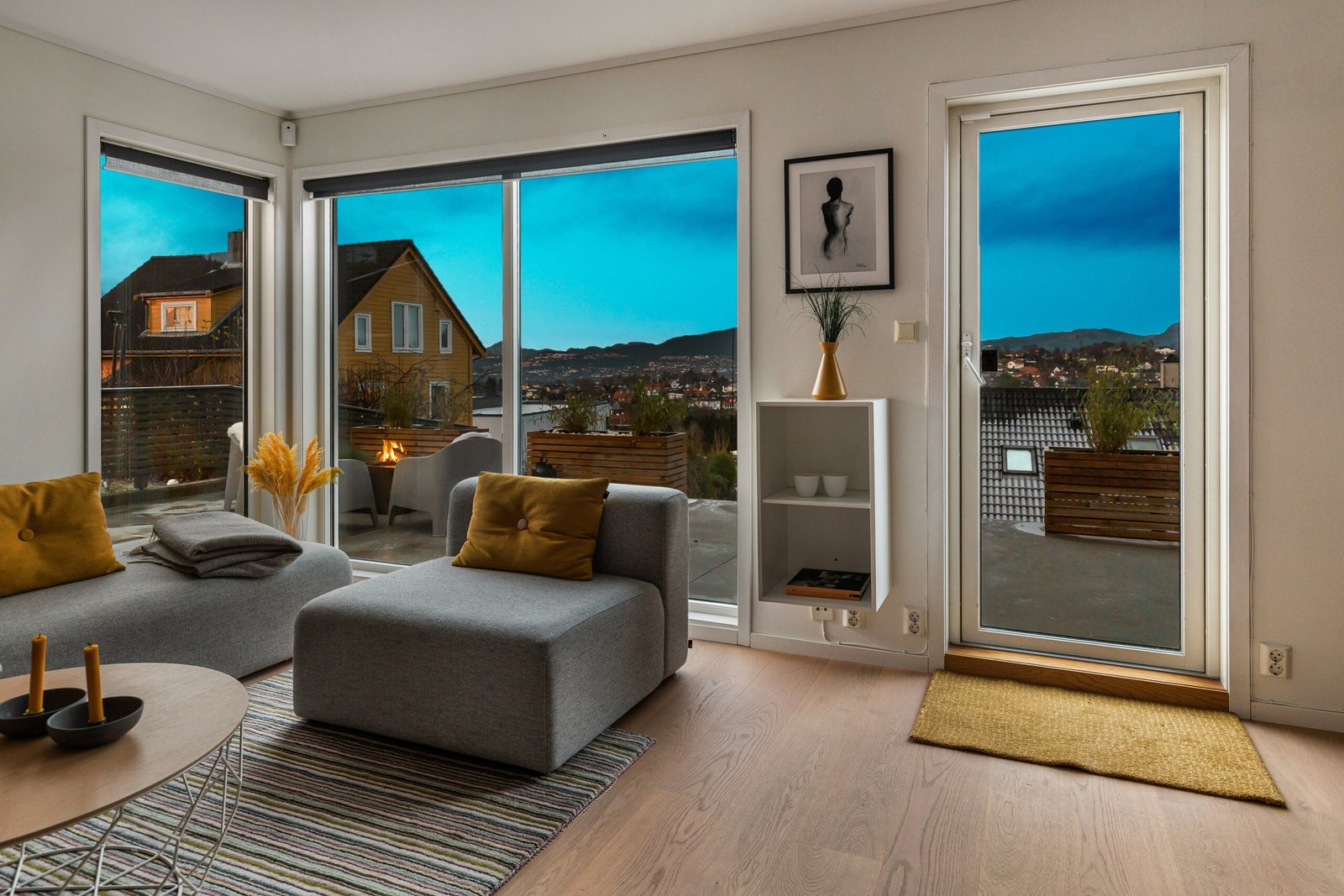 Moderne stue med utsikt over Bergen – profesjonelt boligfoto fra Apex Bergen.