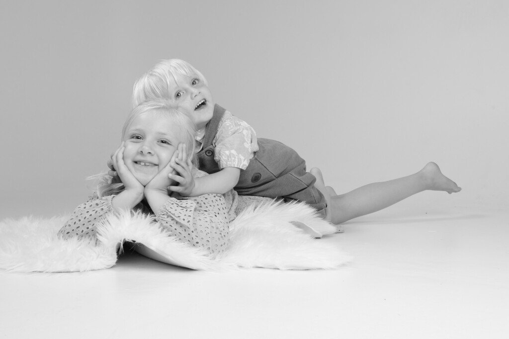 Barn i fotostudio – eksempel på familiefoto og portrettfotografering hos Apex Bergen.