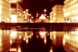 Kveldsfoto med lys og refleksjoner i Bergen – eksempel fra mobilfotokurs i mørke hos Apex Bergen.