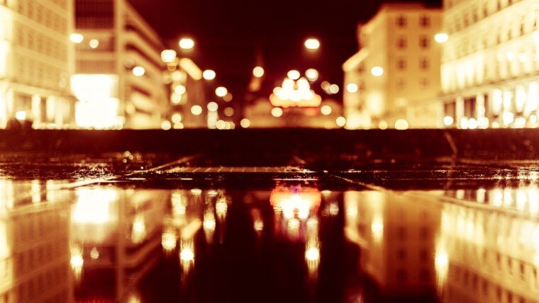 Kveldsfoto med lys og refleksjoner i Bergen – eksempel fra mobilfotokurs i mørke hos Apex Bergen.
