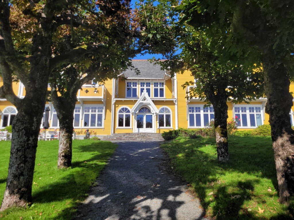 Klassisk villa med hage – eiendomsfotografering og arkitekturfoto Bergen
