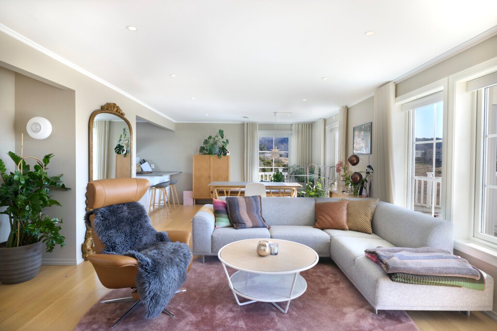 Lys og moderne stue fotografert for boligannonse i Bergen – profesjonell boligfotografering Apex Bergen