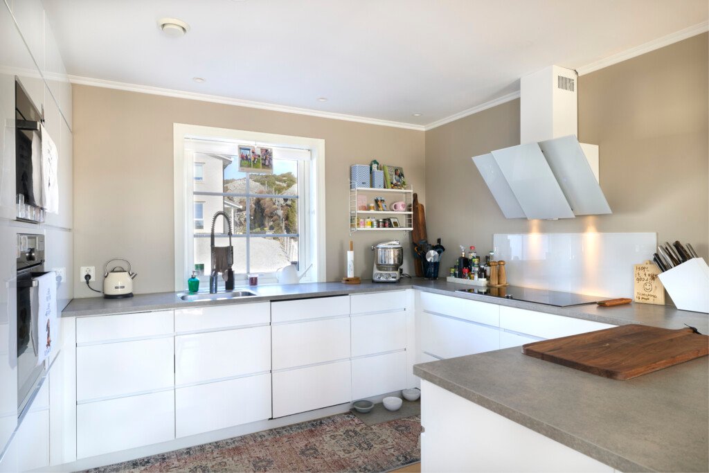 Moderne kjøkken med skråtak fotografert for boligannonse i Bergen – profesjonell boligfotografering Apex Bergen