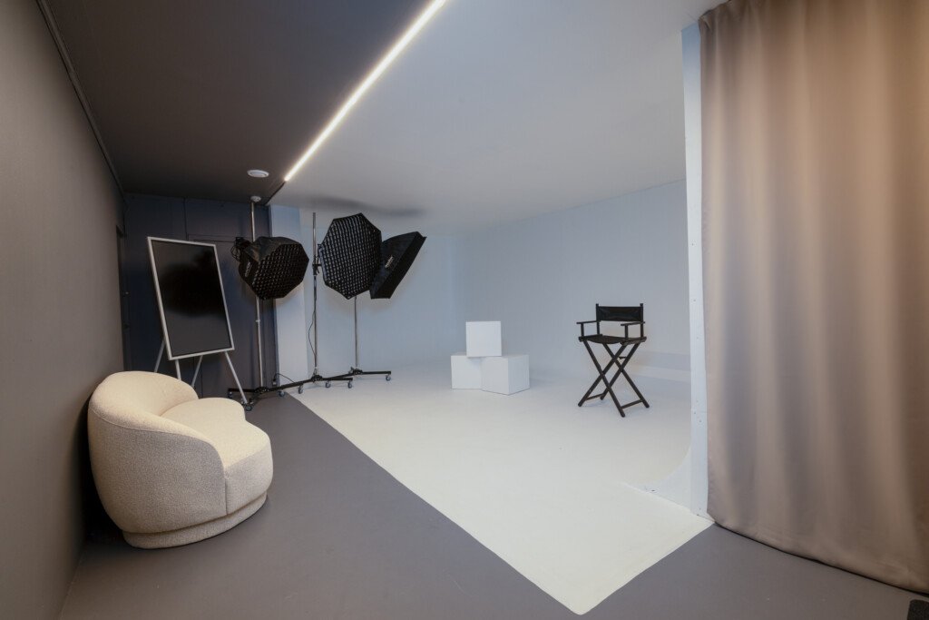 Profesjonelt fotostudio i Bergen med lysutstyr og cyclorama vegg