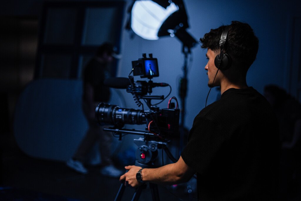 Kameraperson filmer event med profesjonelt utstyr og lysrigg – eventfilm produksjon i Bergen