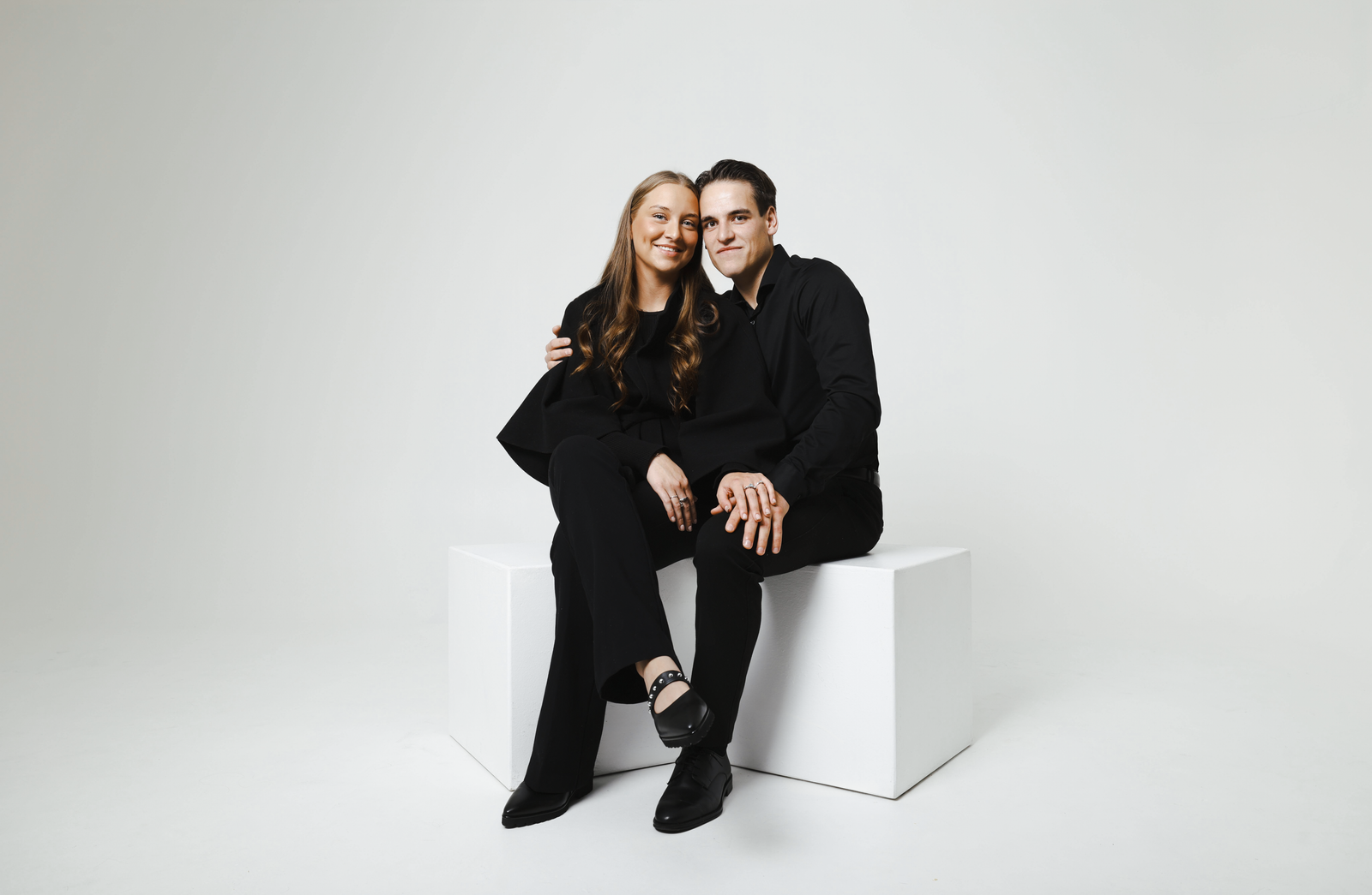 Parfotografering i studio med nærhet og smil – moderne portrett Bergen