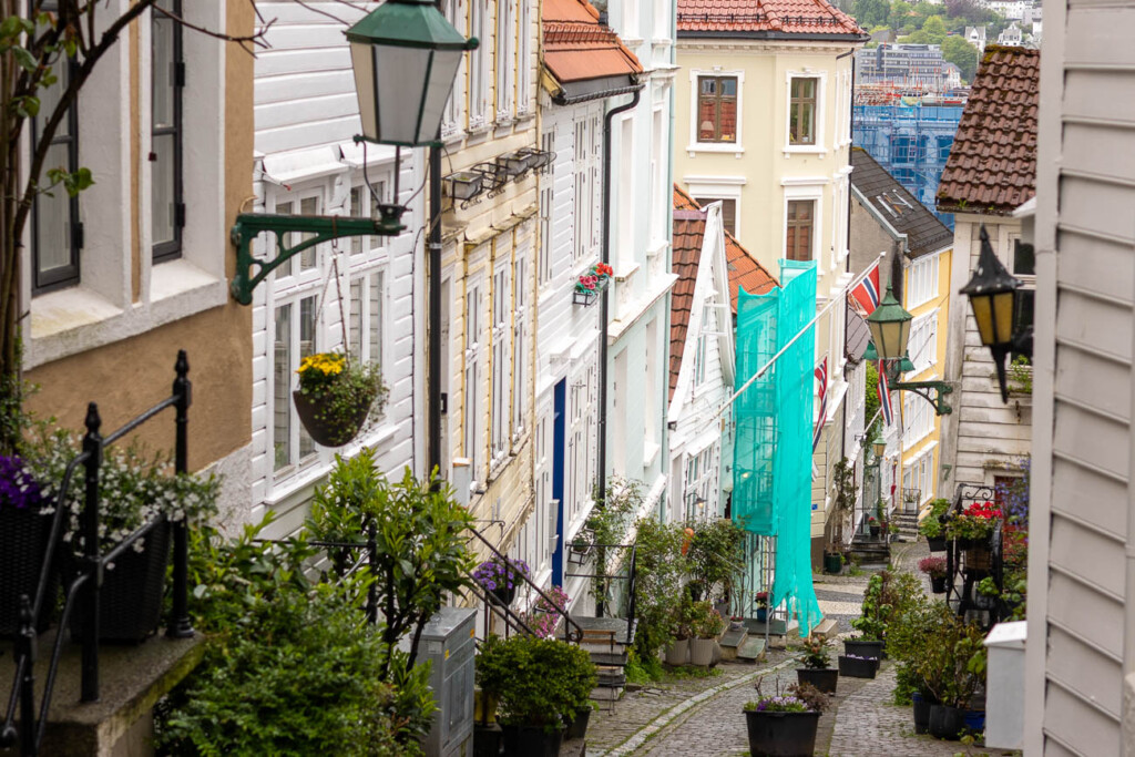 Brosteinsgate med tradisjonelle trehus og gatelykter i Bergen sentrum