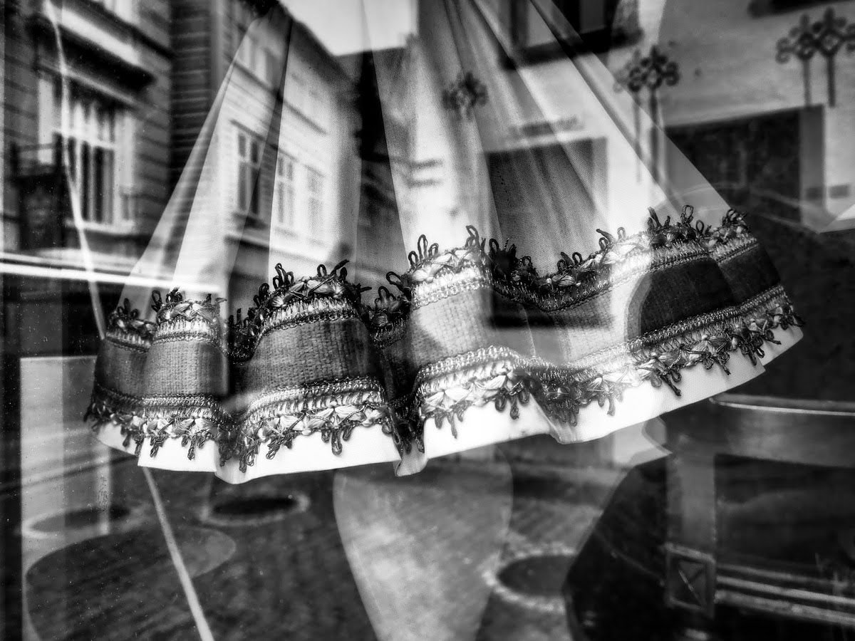 Kreativt kunstfoto fra Bergen med refleksjon i vindu, typisk for gatefotografi