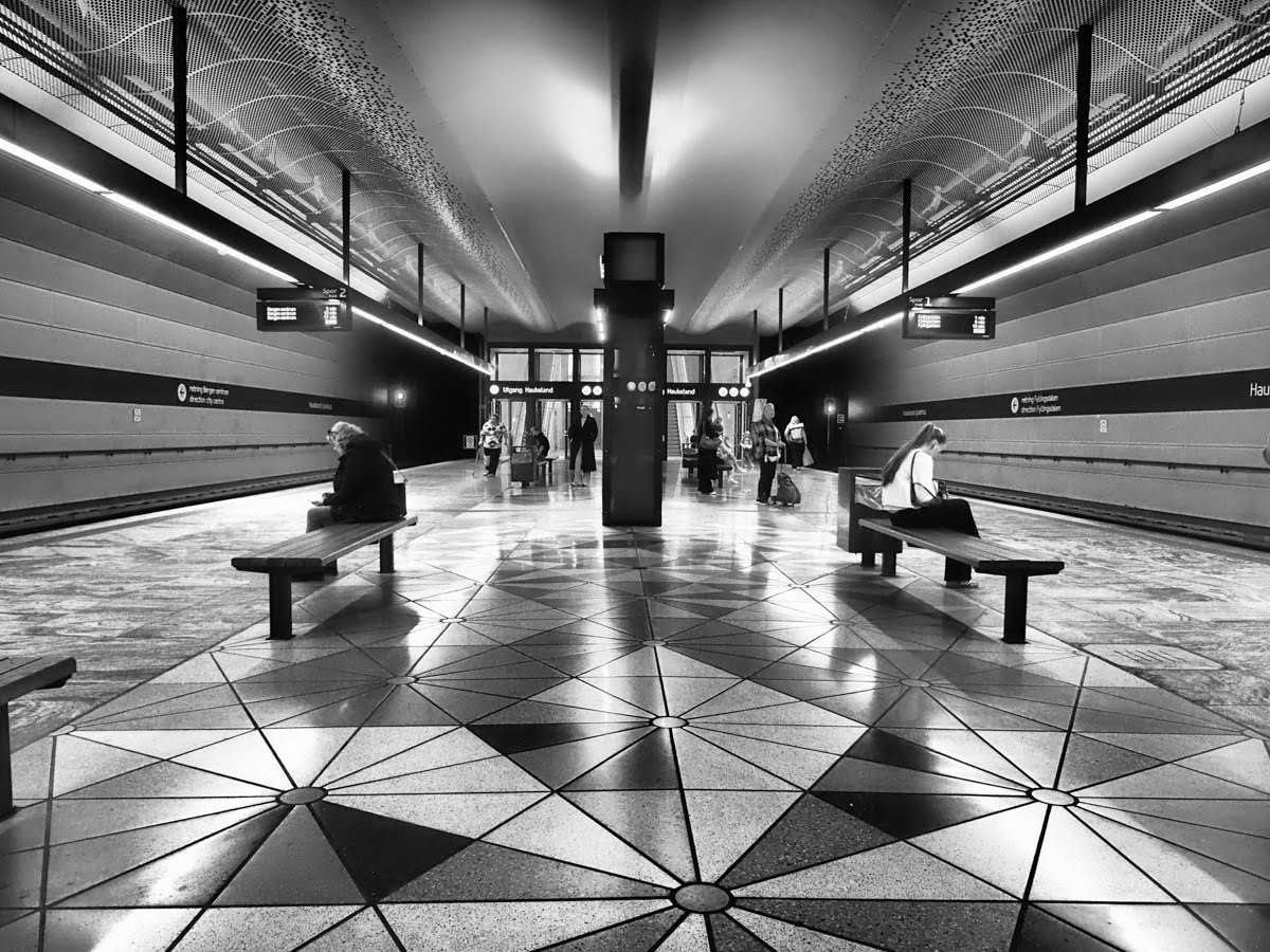 Kunstnerisk sort-hvitt foto med urban stemning, viser betydning av lukkerhastighet