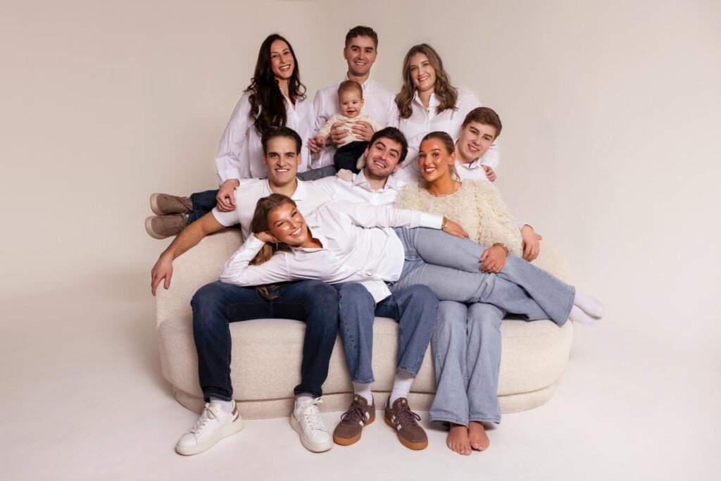 Stort familiebilde i studio med flere generasjoner – naturlig familiefotografering Bergen