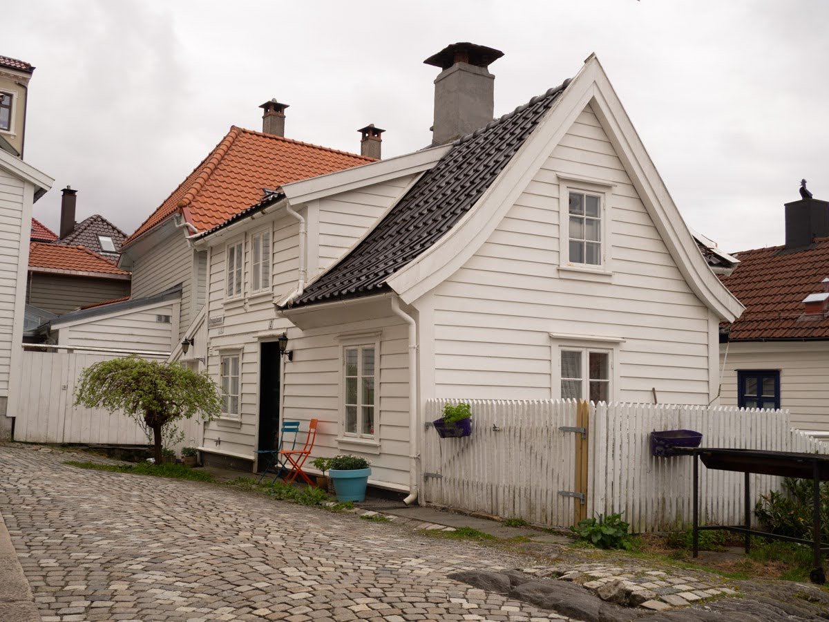 Tradisjonelle hvite trehus og brosteinsgate typisk for Bergen – et populært fotomiljø for bryllupsportrett