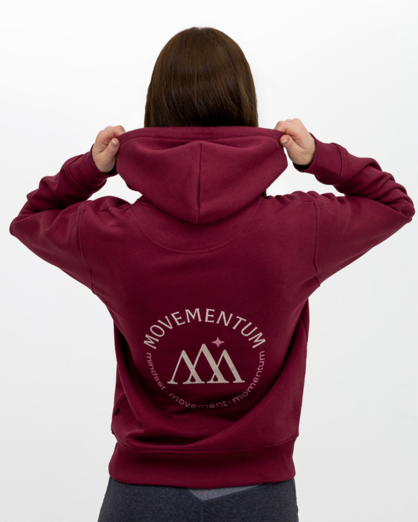 Modell med rød hoodie med logo på ryggen – produktfoto klær og merkevare Bergen