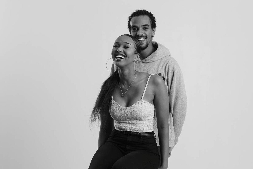 Smilende par i studio – livsstilsfotografering og SoMe-innhold Bergen