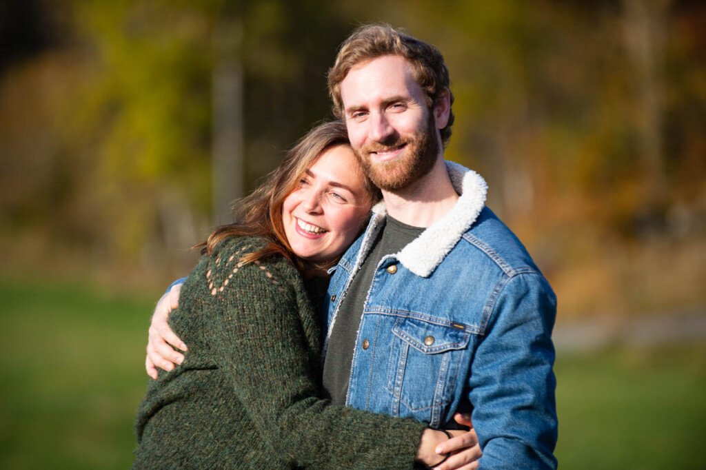 Smilende par i studio – livsstilsfotografering og SoMe-innhold Bergen