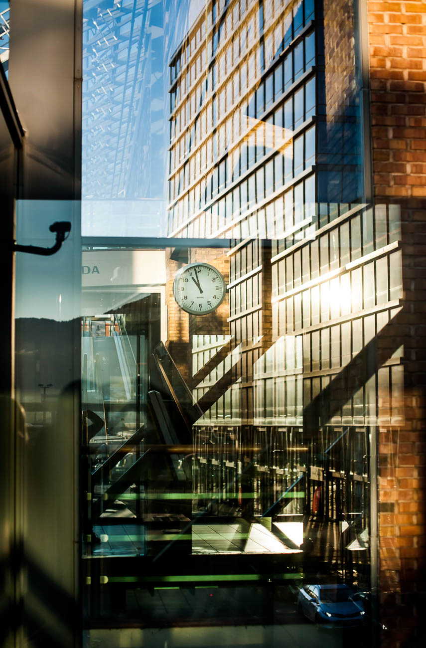 Moderne kontorbygg med glassfasader og refleksjoner i Bergen sentrum.