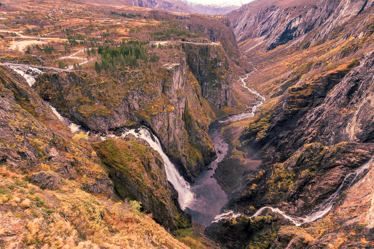 Utsikt over Vøringsfossen med fossefall, dalføre og fjellandskap i Hardanger.